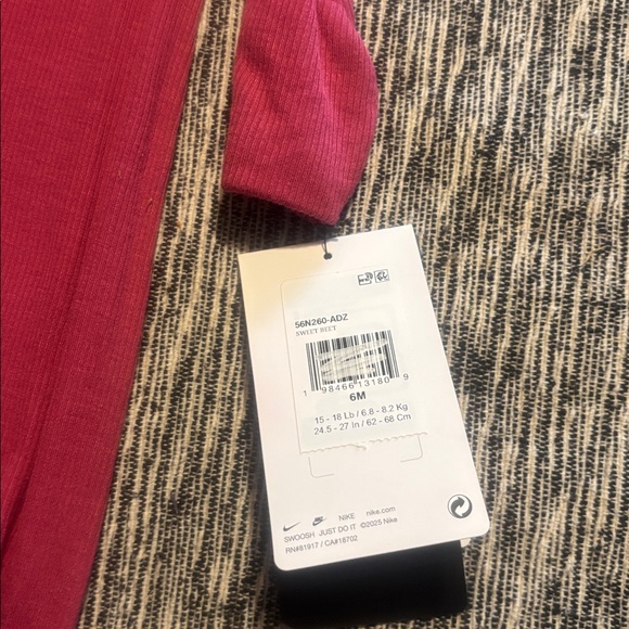 Baby Girl Nike outfit convertible pajama bodysuit - Picture 3 of 4